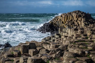Dev 's Causeway, birbirine bazalt sütunları bir eski volkanik fissür patlama sonucu numaralarına sahiptir A Unesco Dünya Mirası alanı peyzaj. County Antrim üzerinde north coast Kuzey İrlanda, İngiltere yer alır.