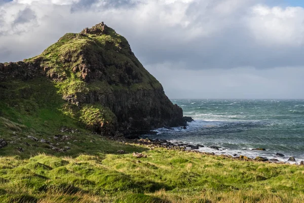 ジャイアンツ コーズウェー 古代の火山の割れ目噴火の連動の玄武岩列の結果の数を持っている ユネスコ世界遺産周辺の風景します それは郡 Antrim の北海岸の北アイルランド イギリスにあります — ストック写真