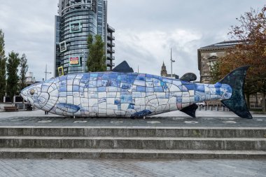 Bilgi somon veya Big Fish, Belfast City, bu metin ve resim görüntüleme ünlü bir dönüm noktası şehrin tarihi ilgili.