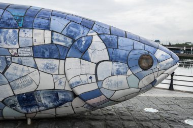 Bilgi somon veya Big Fish, Belfast City, bu metin ve resim görüntüleme ünlü bir dönüm noktası şehrin tarihi ilgili.