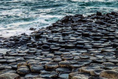 Dev 's Causeway, birbirine bazalt sütunları bir eski volkanik fissür patlama sonucu numaralarına sahiptir A Unesco Dünya Mirası alanı peyzaj. County Antrim üzerinde north coast Kuzey İrlanda, İngiltere yer alır.