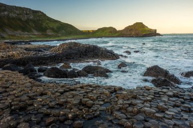 Dev 's Causeway, birbirine bazalt sütunları bir eski volkanik fissür patlama sonucu numaralarına sahiptir A Unesco Dünya Mirası alanı peyzaj. County Antrim üzerinde north coast Kuzey İrlanda, İngiltere yer alır.