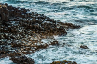 Dev 's Causeway, birbirine bazalt sütunları bir eski volkanik fissür patlama sonucu numaralarına sahiptir A Unesco Dünya Mirası alanı peyzaj. County Antrim üzerinde north coast Kuzey İrlanda, İngiltere yer alır.