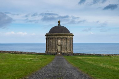 Mussenden Tapınağı, yokuş aşağı Demesne Castlerock County Londonderry, Kuzey İrlanda yakınındaki güzel bir ortamda bulunan
