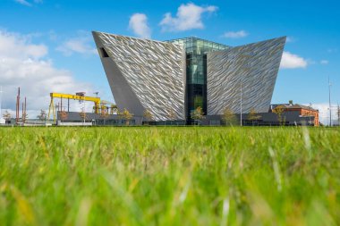 Titanic Belfast ziyaretçi cazibe ve Belfast'ın deniz endüstriyel geçmiş Harland ve nerede Rms Titanic inşa edilmiş Wolff, Belfast, Kuzey İrlanda eski tersane sitesinde bir anıt var