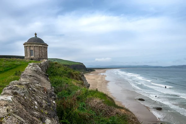 Mussenden Tapınağı, yokuş aşağı Demesne Castlerock County Londonderry, Kuzey İrlanda yakınındaki güzel bir ortamda bulunan