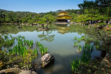 Kinkakuji (altın Pavilion) Kuzey Kyoto, Japonya için bir Zen tapınağıdır. O top iki kat tamamen altın varak kaplı. Resmen Rokuonji bilinen