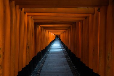 Fushimi Inari Tapınak, Güney Kyoto önemli bir Şinto tapınak kapılarında yakın bir tünel üzerinden yürüyen bir yol açar. Vermilyon yakın kapı, Japonya binlerce için ünlüdür