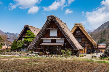 Ünlü geleneksel gassho-zukuri çiftlik Shirakawa-go Köyü, Japonya.