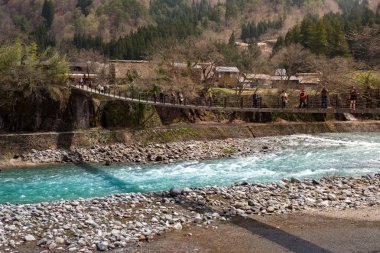 Japonya'da ünlü geleneksel gassho-zukuri çiftlik köyü Shirakawa-go çevresinde peyzaj
