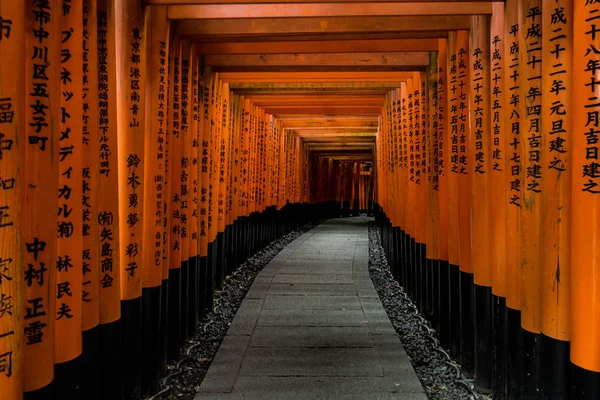 Fushimi Inari Tapınak, Güney Kyoto önemli bir Şinto tapınak kapılarında yakın bir tünel üzerinden yürüyen bir yol açar. Vermilyon yakın kapı, Japonya binlerce için ünlüdür