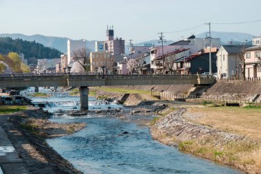 Tam bloom kiraz çiçekleri Takayama City, Japonya. Miyagawa Nehri ve Miyagawa Ryokuchi Park dahil olmak üzere Enakogawa Nehri arasındaki alanı .