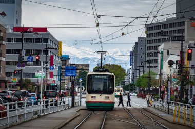 Toyama şehir, en büyük şehri ve Tateyama Dağı arka planda Toyama ili Kuzey Chubu, Hokuriku bölgesinin başkenti Japonya