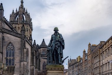 Adam Smith heykeli önünde St Giles Katedrali Edinburgh, Büyük Britanya.