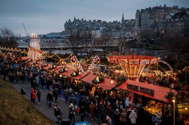 Noel Pazar etrafında Scott anıt City of Edinburgh, İngiltere
