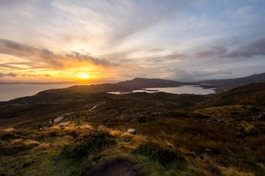 Yaşlı adam Isle of Skye, İskoçya, Birleşik Krallık'taki ünlü cazibe Storr ve Storr uçuruma pistinde peyzaj