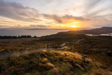 Yaşlı adam Isle of Skye, İskoçya, Birleşik Krallık'taki ünlü cazibe Storr ve Storr uçuruma pistinde peyzaj