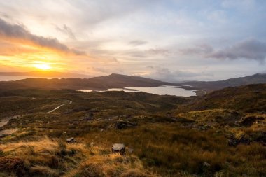 Yaşlı adam Isle of Skye, İskoçya, Birleşik Krallık'taki ünlü cazibe Storr ve Storr uçuruma pistinde peyzaj