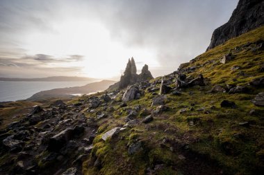 Pistinde Storr yaşlı adam ve Storr uçurumlar, Isle of Skye, İskoçya, Birleşik Krallık'taki ünlü cazibe peyzaj