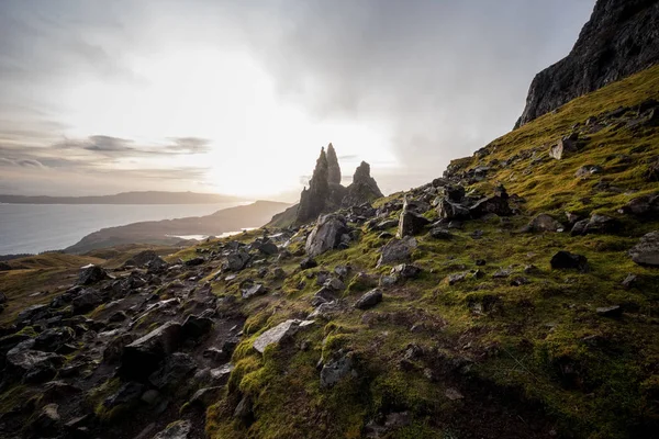 Pistinde Storr yaşlı adam ve Storr uçurumlar, Isle of Skye, İskoçya, Birleşik Krallık'taki ünlü cazibe peyzaj