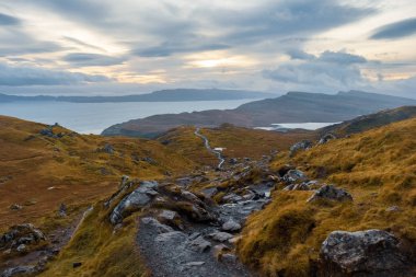 Pistinde Storr yaşlı adam ve Storr uçurumlar, Isle of Skye, İskoçya, Birleşik Krallık'taki ünlü cazibe peyzaj