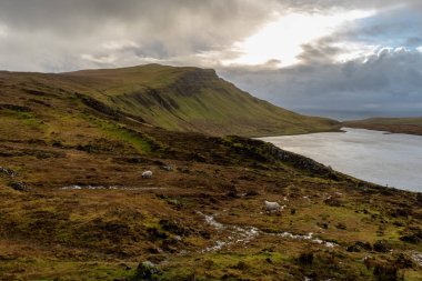 Neist nokta feneri, Isle of Skye, İskoçya, Birleşik Krallık'taki en ünlü cazibe etrafında peyzaj