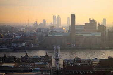 Millennium Bridge'in havadan görünümü , Londra, İngiltere