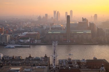 Millennium Bridge'in havadan görünümü , Londra, İngiltere