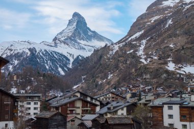 Matterhorn ve şehir Zermatt, Isviçre