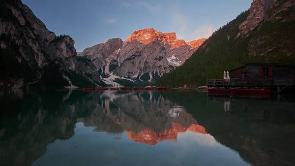 Lago Braies (Lago di Braies) en las montañas Dolomitas, Italia — Foto de Stock