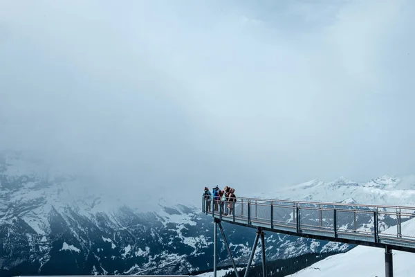 Un paseo por el acantilado en Grindelwald First, Suiza —  Fotos de Stock