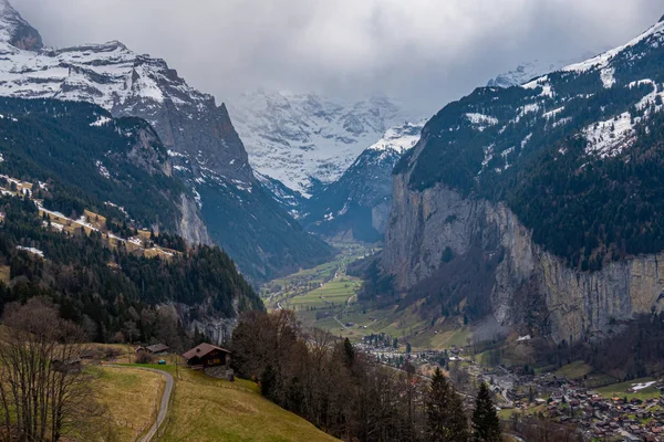Flygvy över Lauterbrunnen Village, Schweiz — Stockfoto