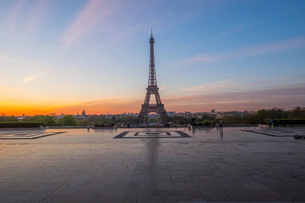 A kilátás az Eiffel-torony a Palais de Chaillot, Párizs, Franciaország — Stock Fotó
