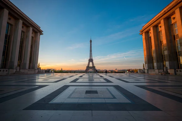 A kilátás az Eiffel-torony a Palais de Chaillot, Párizs, Franciaország — Stock Fotó