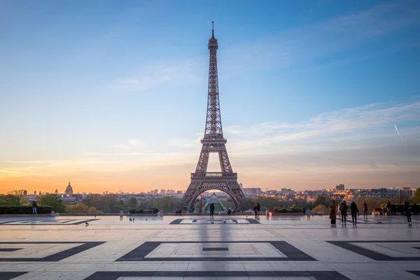 A kilátás az Eiffel-torony a Palais de Chaillot, Párizs, Franciaország — Stock Fotó