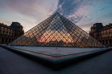 Gün batımında Louvre Müzesi, Paris, Fransa