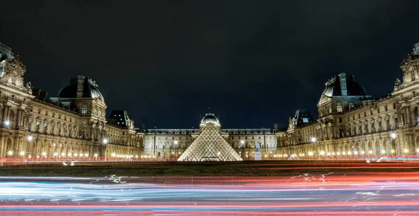 Museo del Louvre por la noche, París, Francia — Foto de Stock