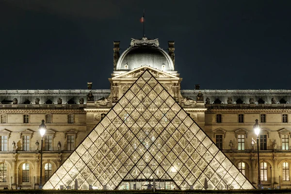 Muzeum Louvre v noci, Paříž, Francie — Stock fotografie