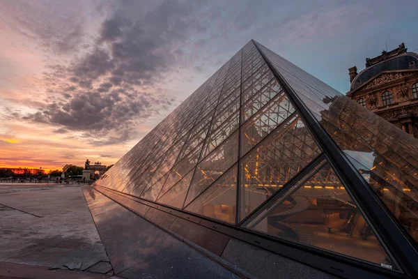 Muzeum Louvre při západu slunce, Paříž, Francie — Stock fotografie