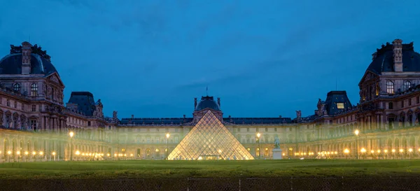 Louvre museum 's nachts, Parijs, Frankrijk — Stockfoto