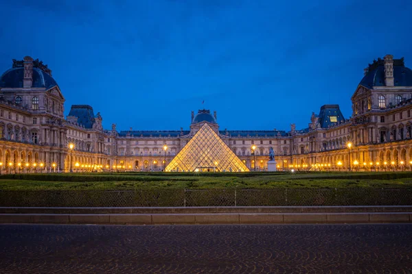 Louvren museum på natten, Paris, Frankrike — Stockfoto