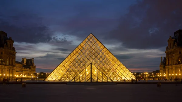 Muzeum Louvre při západu slunce, Paříž, Francie — Stock fotografie