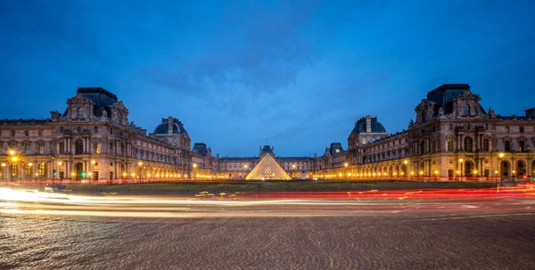 Muzeum Louvre v noci, Paříž, Francie — Stock fotografie