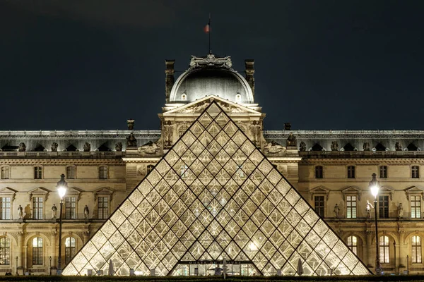 Louvre museum 's nachts, Parijs, Frankrijk — Stockfoto