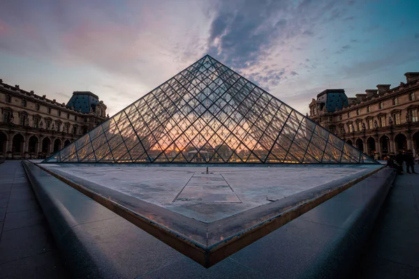 日没のルーヴル美術館、パリ、フランス — ストック写真