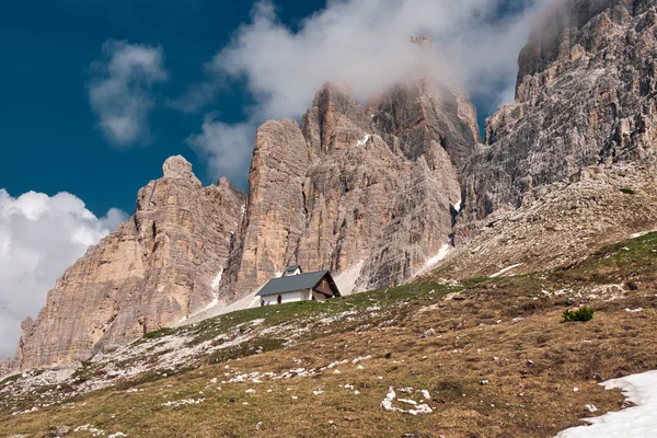Paisaje de los Tres Picos de Lavaredo (Tre Cime di Lavaredo), Dolomitas, Italia — Foto de Stock