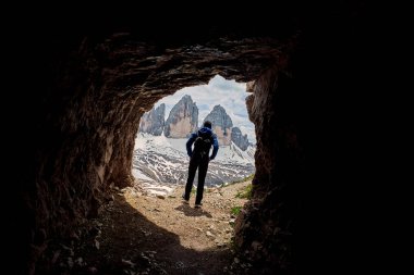 Arka planda Tre Cime di Lavaredo olan bir yürüyüşçü, Dolomitler, İtalya