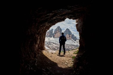 Arka planda Tre Cime di Lavaredo olan bir yürüyüşçü, Dolomitler, İtalya