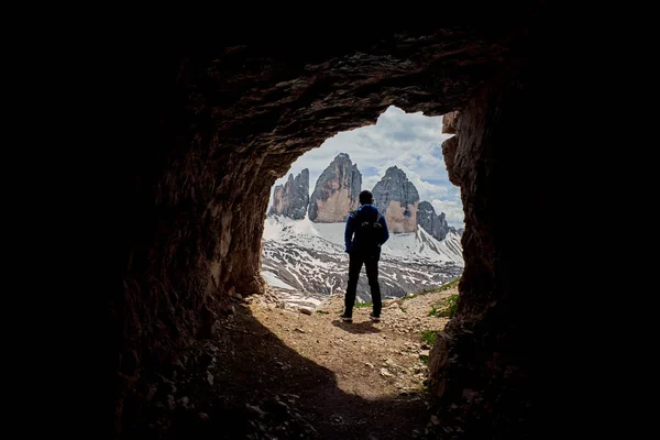 Un excursionista con Tre Cime di Lavaredo al fondo, Dolomitas, Italia — Foto de Stock