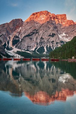 Braies Gölü veya Pragser Wildsee çevresindeki manzara, İtalya